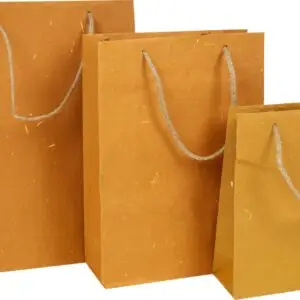 Bruine duurzame tassen verschillende maten.