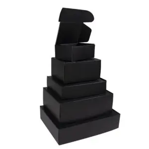 zwarte verzenddozen. verschillende maten